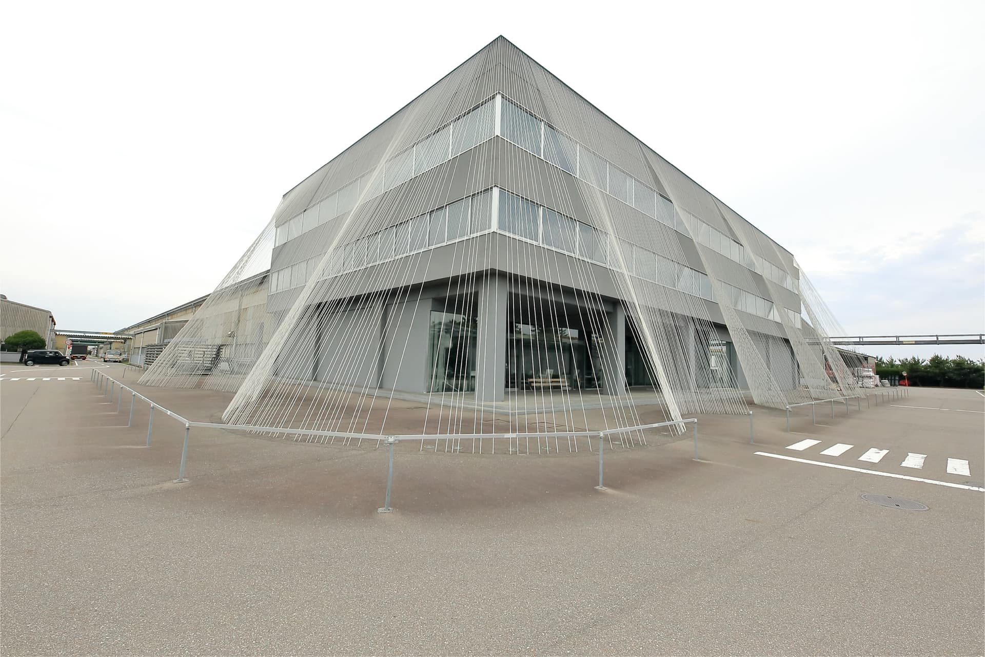 本社敷地内にある、建築家・隈研吾氏設計のファブリック・ラボラトリー「fa-bo」