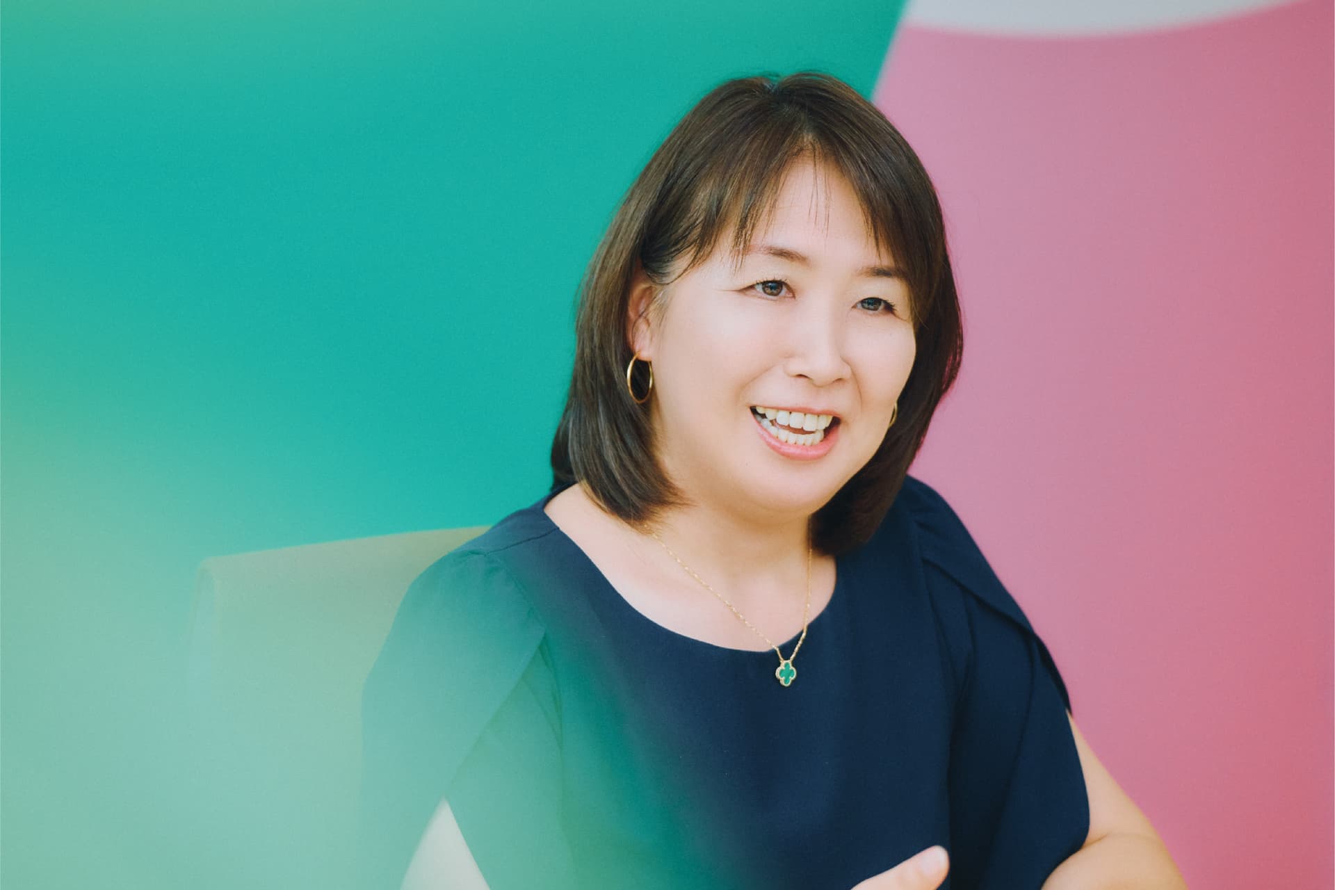 ユーグレナ社を人生最後の会社に。その気持ちを込め、入社の記念に購入したという緑色のアクセサリー。「ユーグレナ(和名:ミドリムシ)」からスタートした会社なので、何か1点身につけようと。緑色の洋服など、こだわり始めると大変なので、ネックレスにしました」