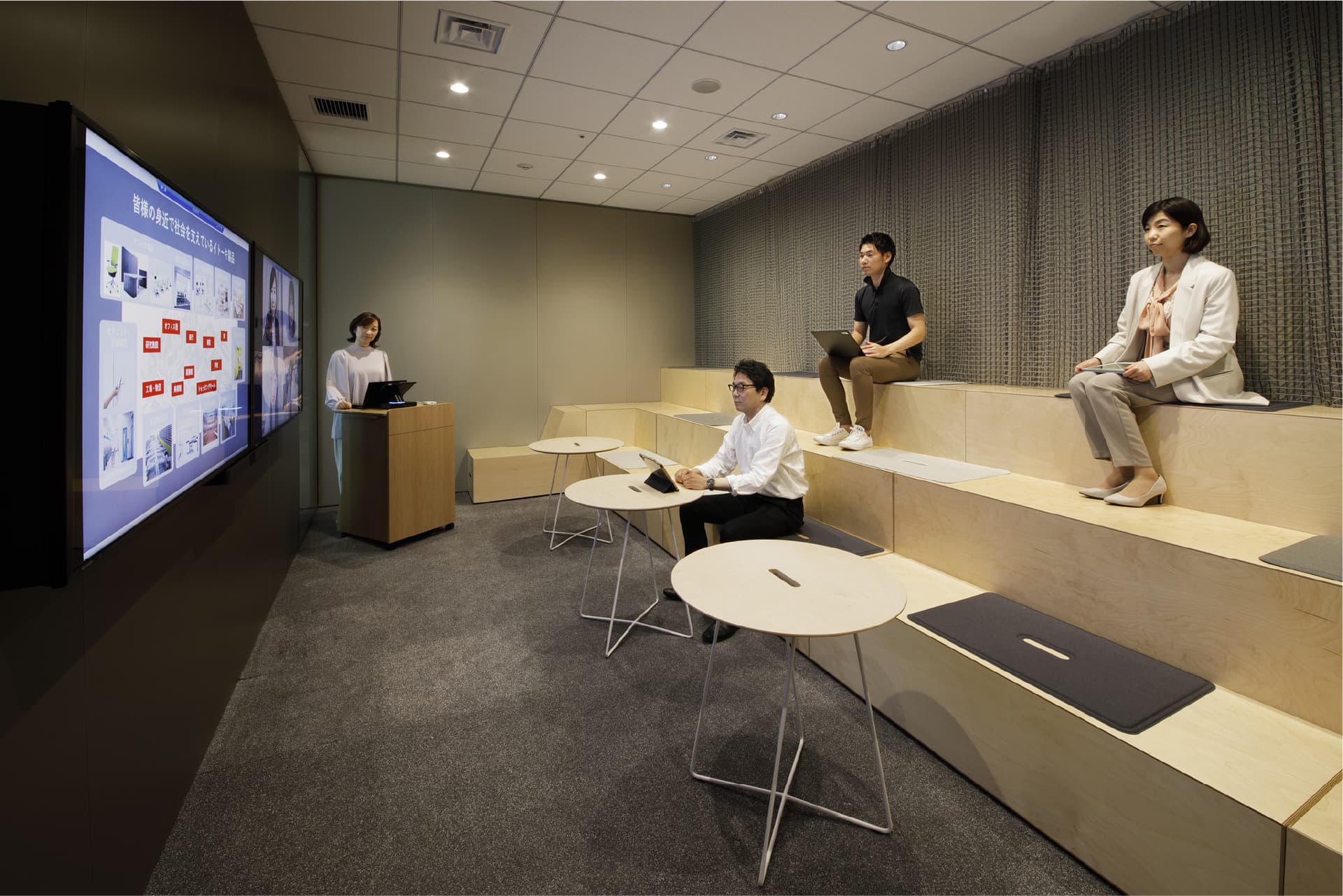 階段型のミーティングルーム。プレゼンターがチームに知識を共有するのに適した設計になっている