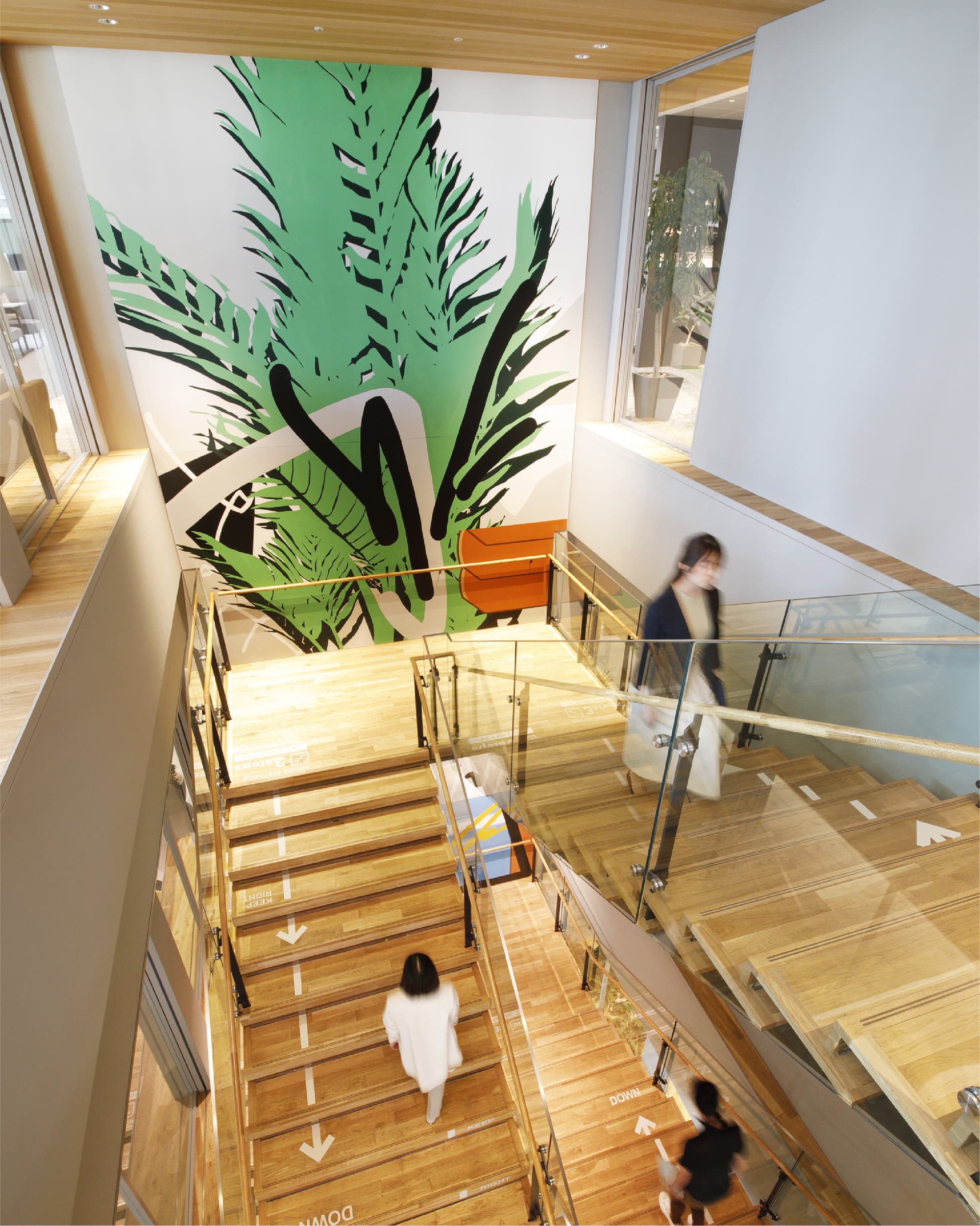 「ITOKI TOKYO XORK」の各所にはアーティストの作品が飾られ、オフィスワーカーのインスピレーションを刺激している。写真は11~13階内階段「ビオトープ」。アーティスト:山崎由紀子氏、キュレーション:アートプレイス株式会社